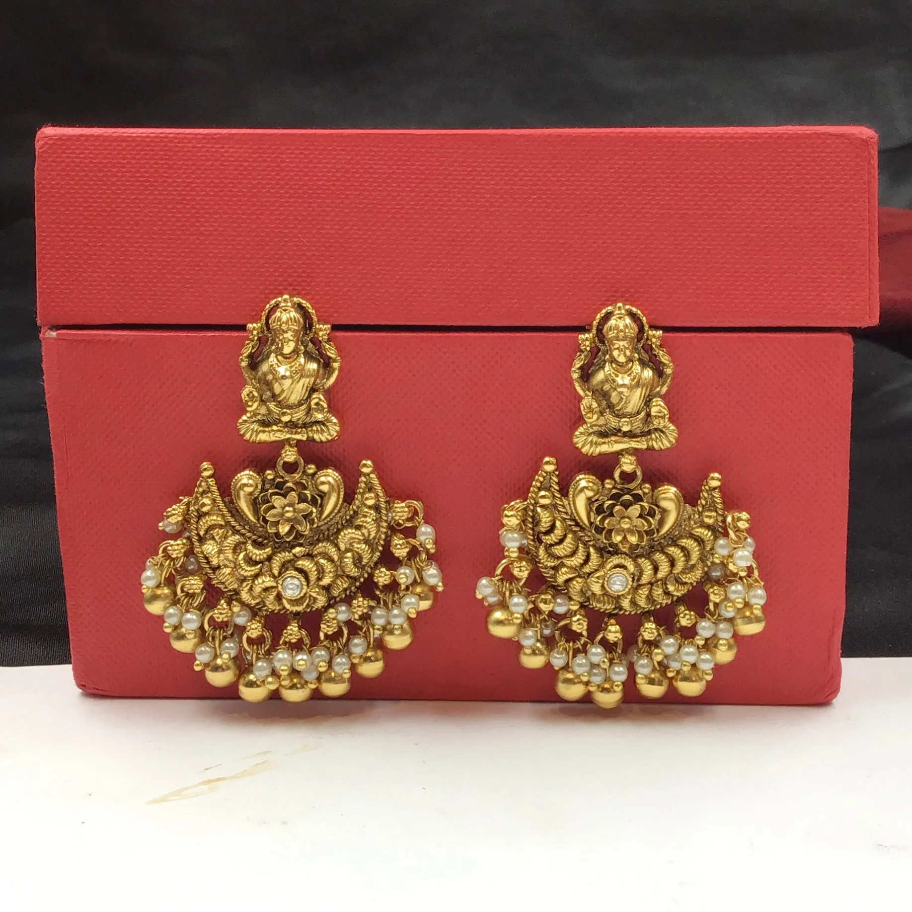 Antique Gold Plated Round Neck Temple Necklace Set 9983-28