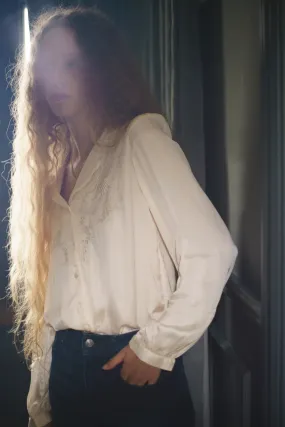 Optimizing the title to improve visibility and clarity, the English version with modifiers could be: Eloise Oyster Blouse with Faune Floral Print