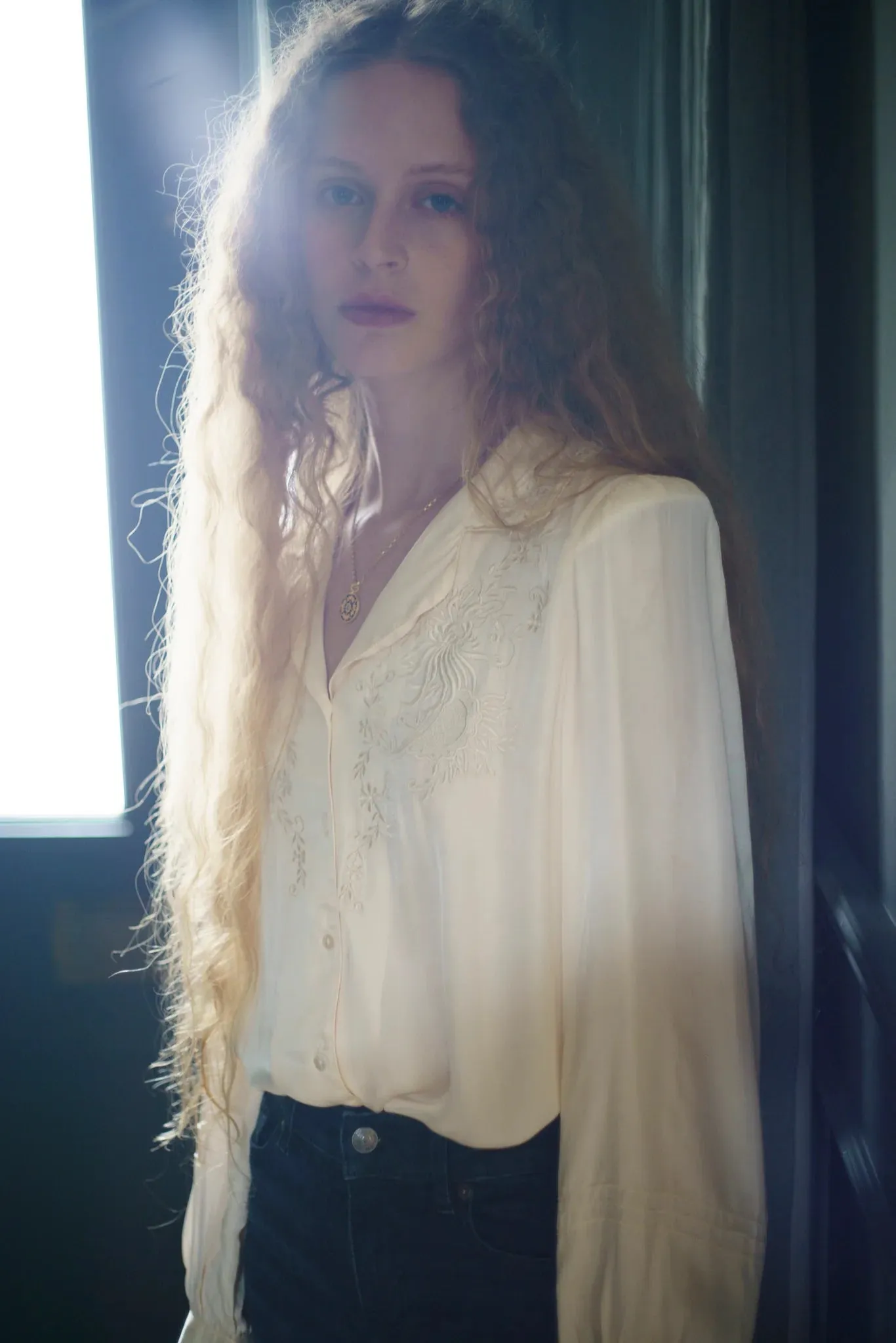 Optimizing the title to improve visibility and clarity, the English version with modifiers could be: Eloise Oyster Blouse with Faune Floral Print