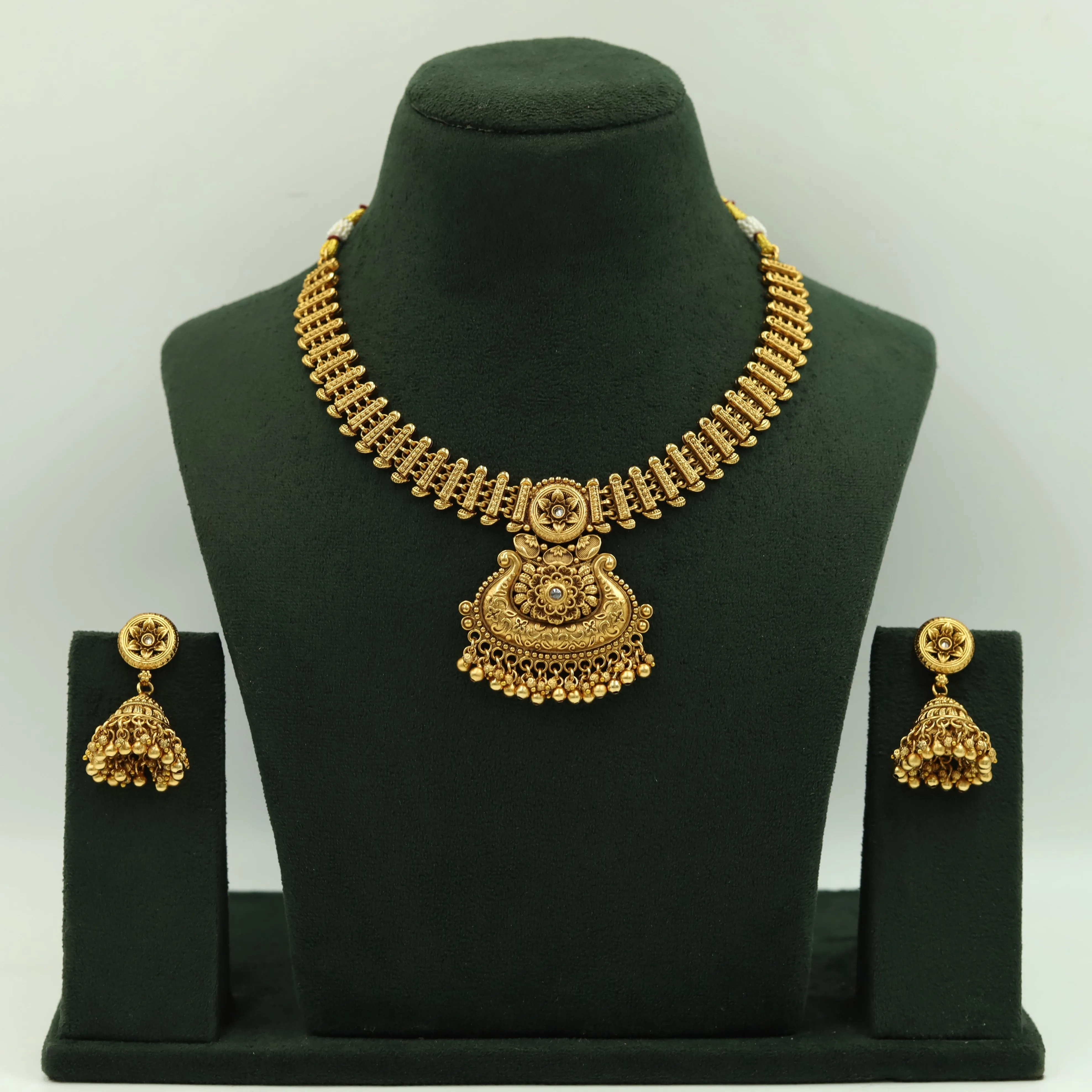 Round Neck Antique Necklace Set 15574-28