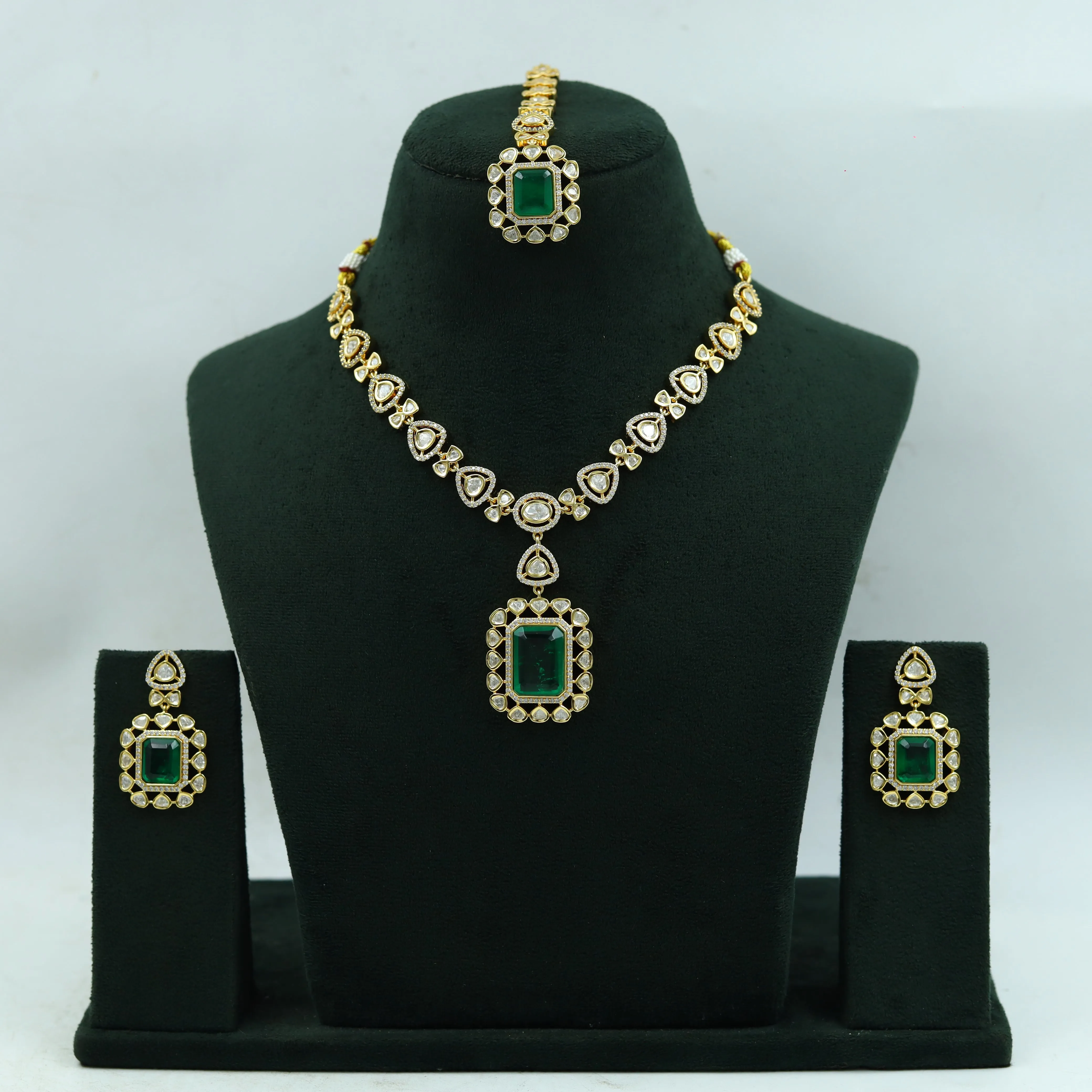 Round Neck Kundan Necklace Set 15510-91