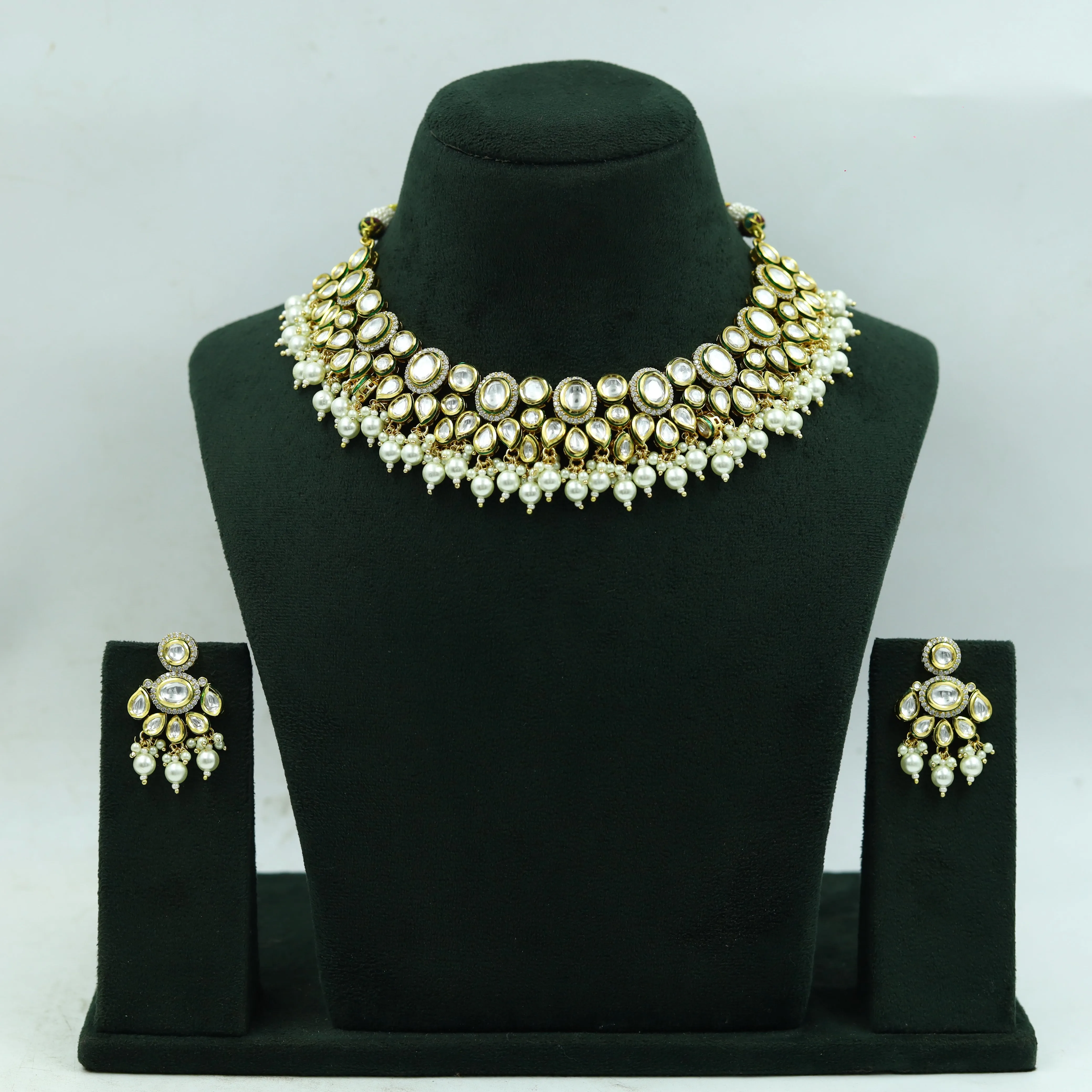 Round Neck Kundan Necklace Set 15621-28