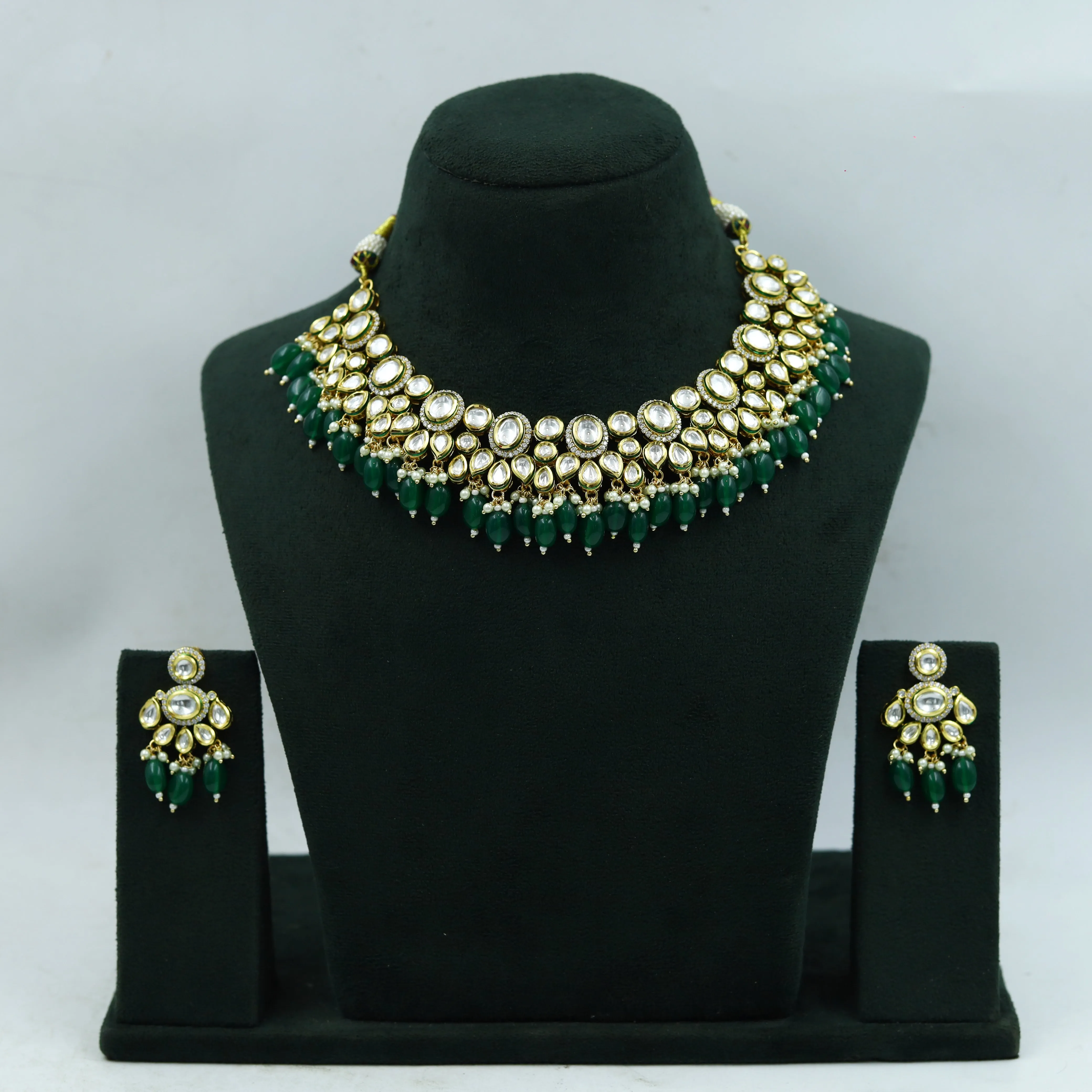 Round Neck Kundan Necklace Set 15621-28