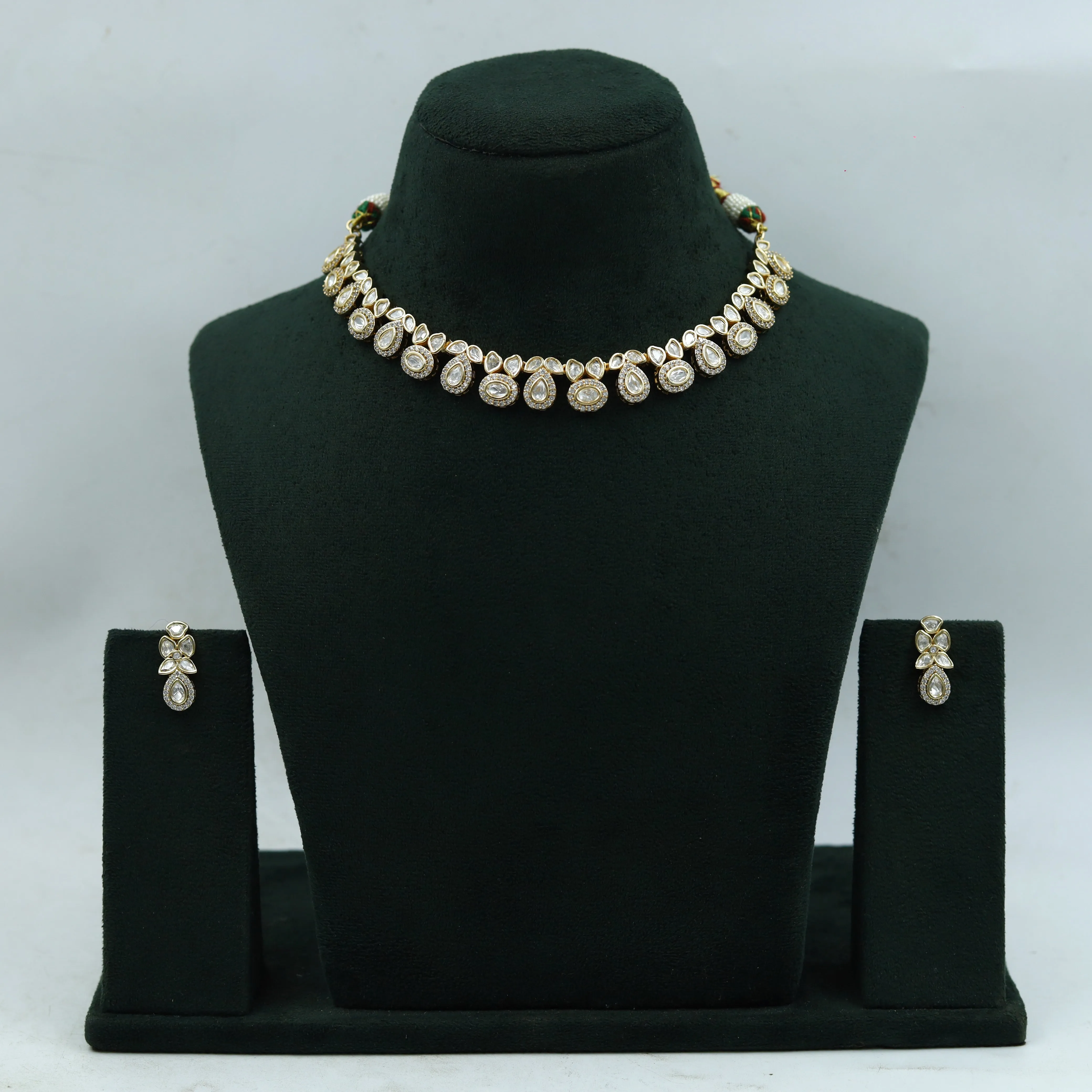 Round Neck Kundan Necklace Set 15622-28